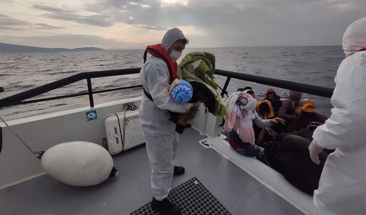 Yunanistan’ın ölüme ittiği göçmenleri Sahil Güvenlik kurtardı