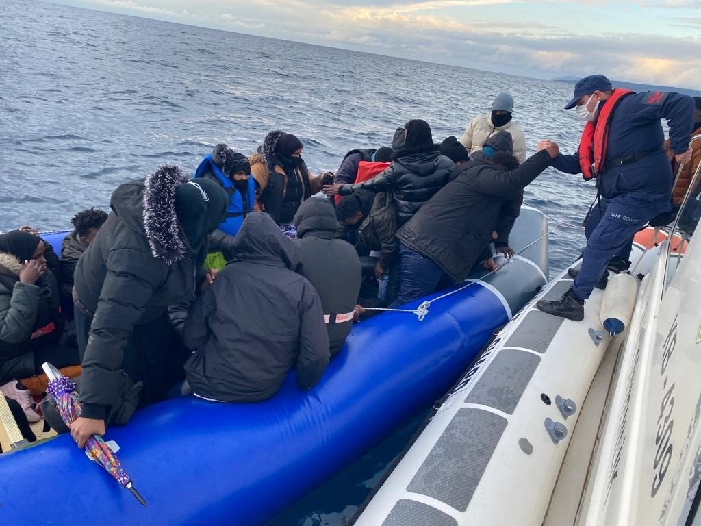 Yunanistan’ın ölüme ittiği 22 göçmeni, Sahil Güvenlik kurtardı