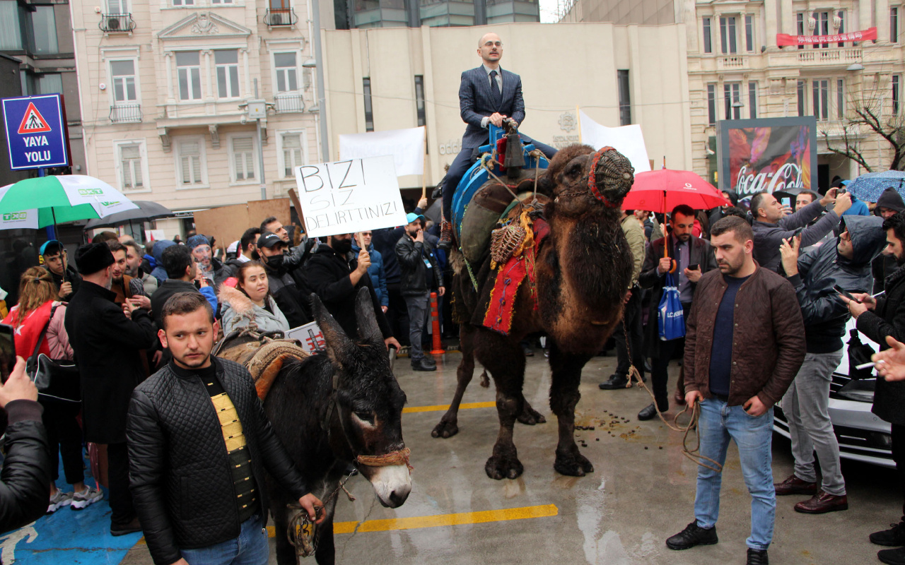 İstanbul Beyoğlu’nda aşı karşıtlarından deve ve eşek ile protesto