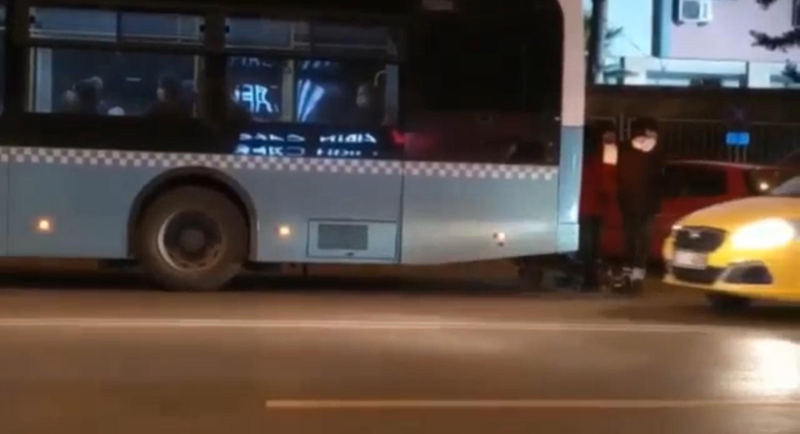 Şoföre kızan patenli gençler, halk otobüsünün camını patlattı