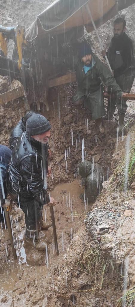 Kablo döşerken çamura saplanan işçi kurtarıldı